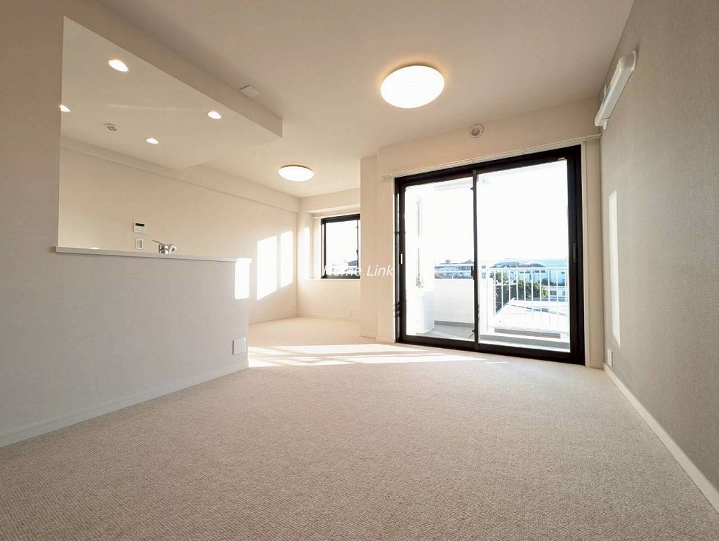 コートハウス城北中央公園5階　南向き陽光に包まれ明るいリビング